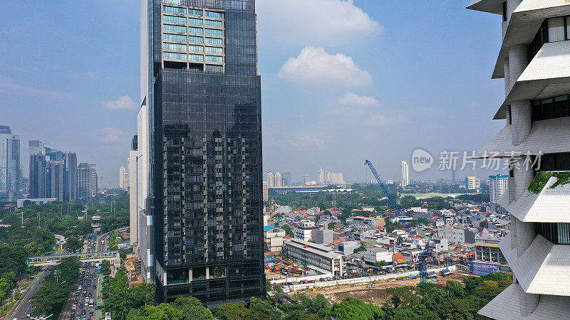 雅加达主要街道之一苏迪尔曼(Jalan Sudirman)沿线的商业区与许多银行总部和其他办公大楼相连。雅加达是印度尼西亚的首都